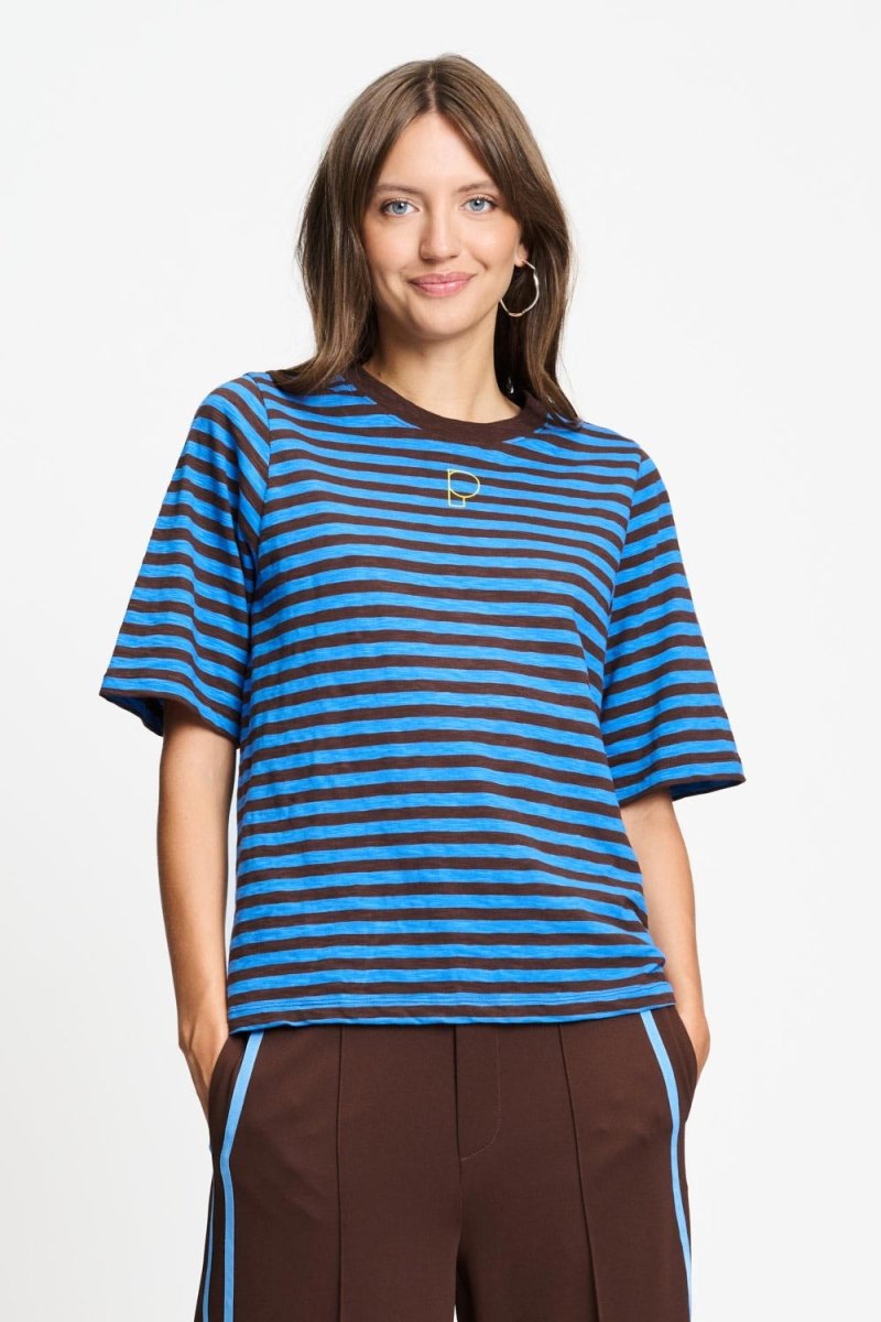 Gestreept t-shirt met ronde ribhals, van dichtbij op de voorkant gefotografeerd.