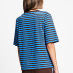 Achterkant van het blauw met bruin gestreepte t-shirt.