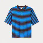 Productfoto van het gestreepte t-shirt plat gefotografeerd, met bruine ribhals.