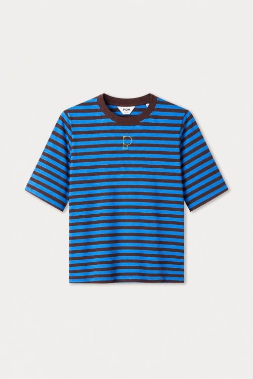 Productfoto van het gestreepte t-shirt plat gefotografeerd, met bruine ribhals.
