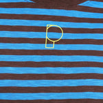 Detailfoto van de gele geborduurde P op het gestreepte t-shirt.
