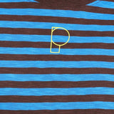 Detailfoto van de gele geborduurde P op het gestreepte t-shirt.