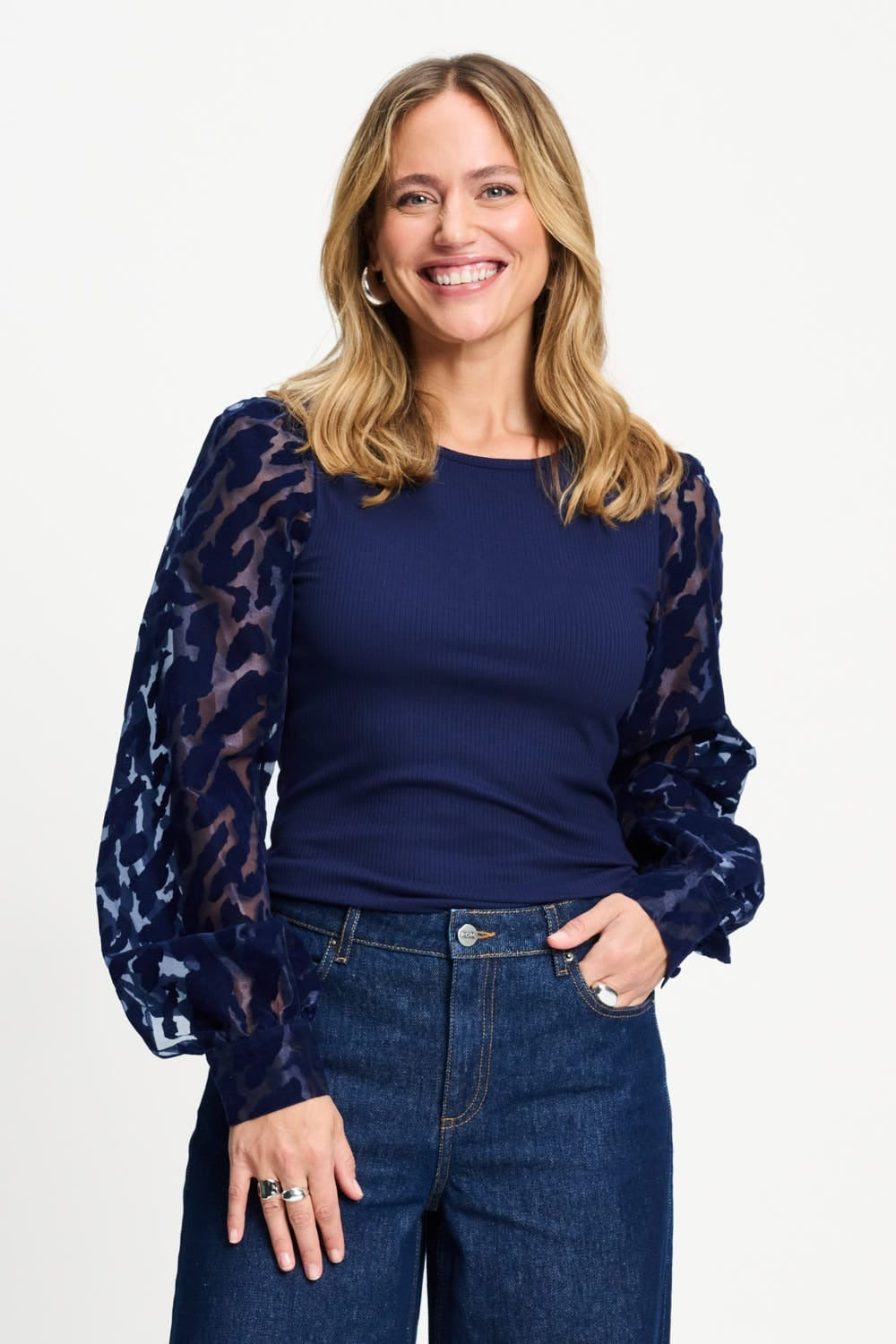 Model in donkerblauwe top met organza pofmouwen POM Amsterdam Britt | Jo&Co Club