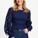Model in donkerblauwe top met organza pofmouwen POM Amsterdam Britt | Jo&Co Club