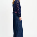 Model in donkerblauwe top met organza pofmouwen POM Amsterdam Britt, andere kant | Jo&Co Club