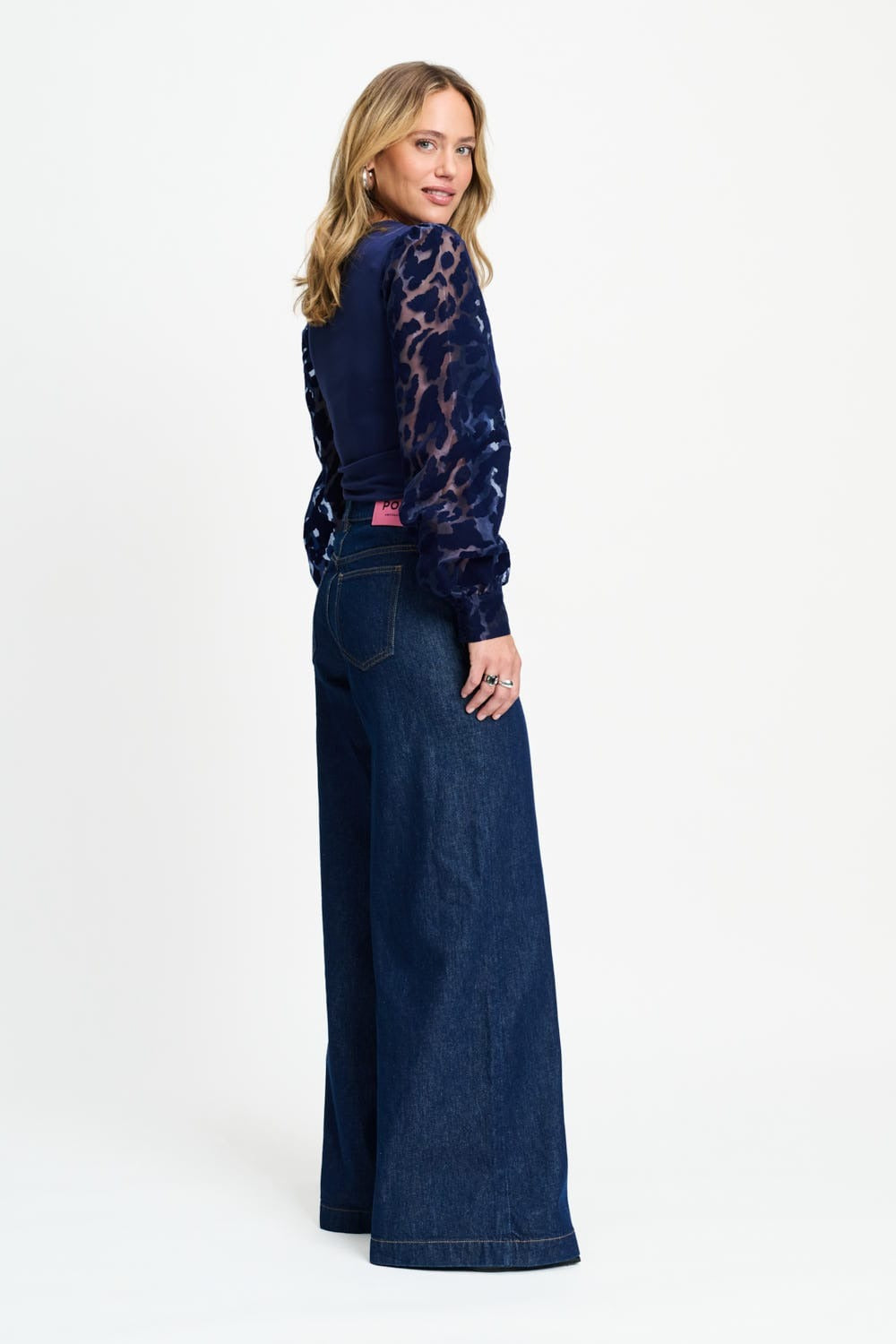Model in donkerblauwe top met organza pofmouwen POM Amsterdam Britt, andere kant | Jo&Co Club