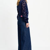 Model in donkerblauwe top met organza pofmouwen POM Amsterdam Britt, andere kant | Jo&Co Club