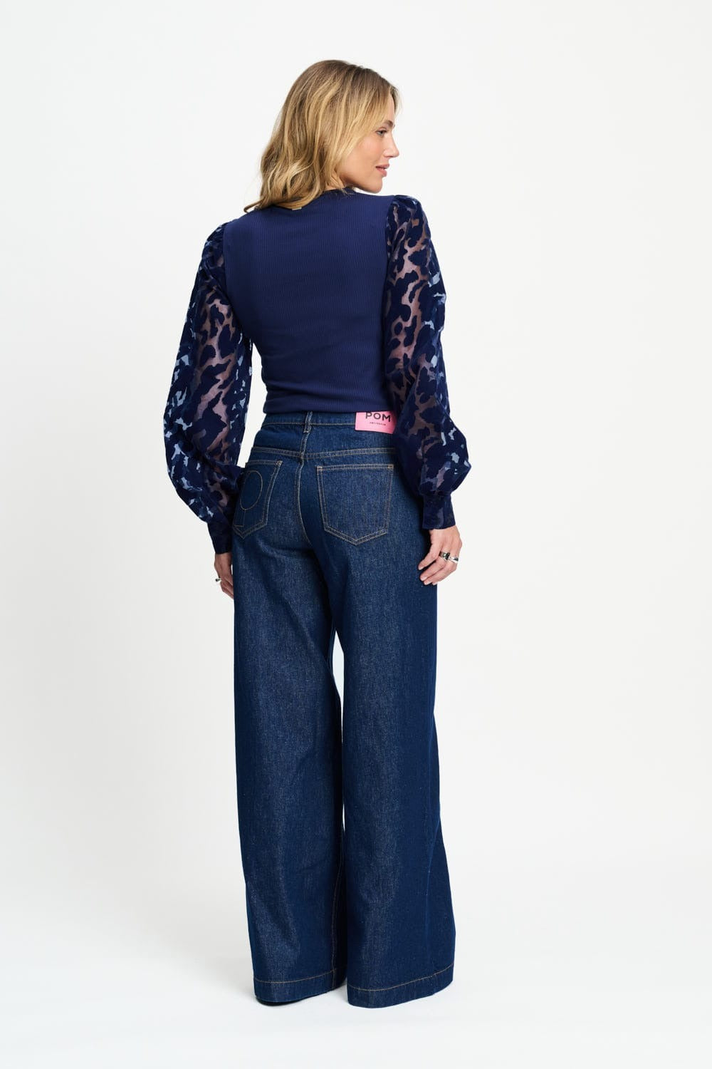 Model in donkerblauwe top met organza pofmouwen POM Amsterdam Britt, andere kant | Jo&Co Club