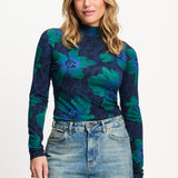 Model in coltop met tealgroene bloemen POM Amsterdam Romi | Jo&Co Club