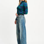 Model in coltop met tealgroene bloemen POM Amsterdam Romi, andere kant | Jo&Co Club