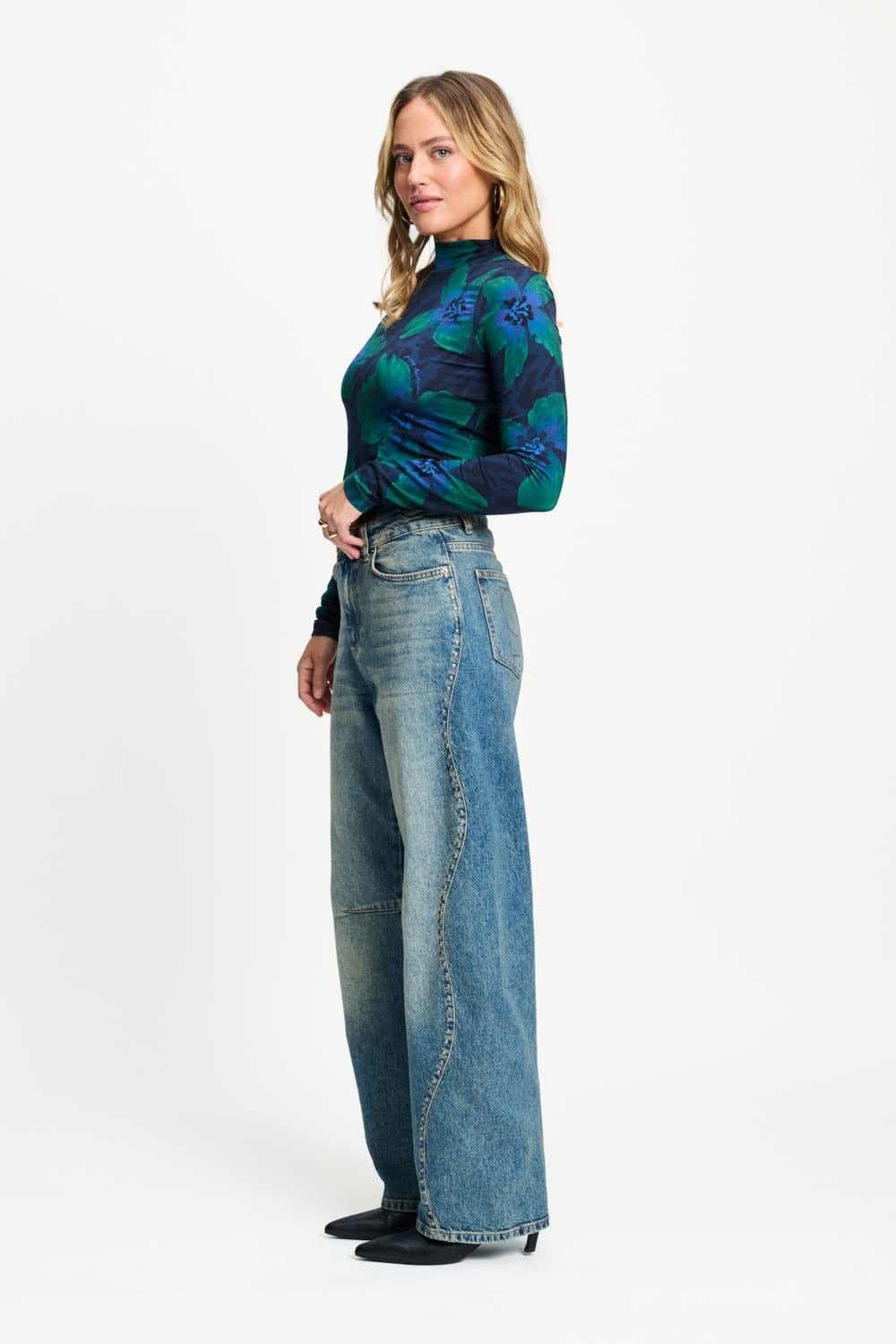 Model in coltop met tealgroene bloemen POM Amsterdam Romi, andere kant | Jo&Co Club