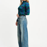 Model in coltop met tealgroene bloemen POM Amsterdam Romi, andere kant | Jo&Co Club