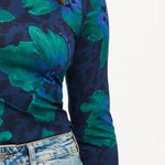 Model in coltop met tealgroene bloemen POM Amsterdam Romi, andere kant | Jo&Co Club