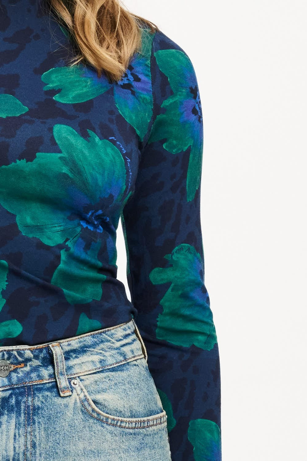 Model in coltop met tealgroene bloemen POM Amsterdam Romi, andere kant | Jo&Co Club