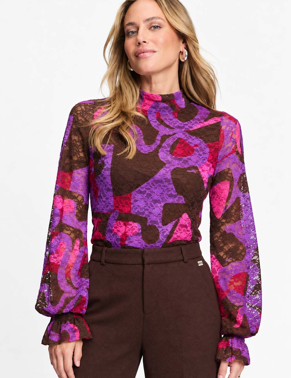 Model in kanten coltop met kleurrijke strikprint POM Amsterdam Ruby | Jo&Co Club