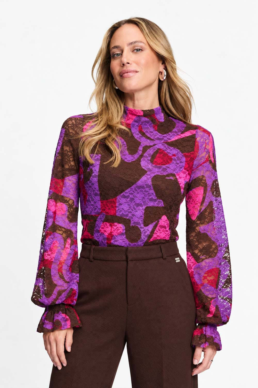 Model in kanten coltop met kleurrijke strikprint POM Amsterdam Ruby | Jo&Co Club