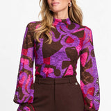 Model in kanten coltop met kleurrijke strikprint POM Amsterdam Ruby | Jo&Co Club