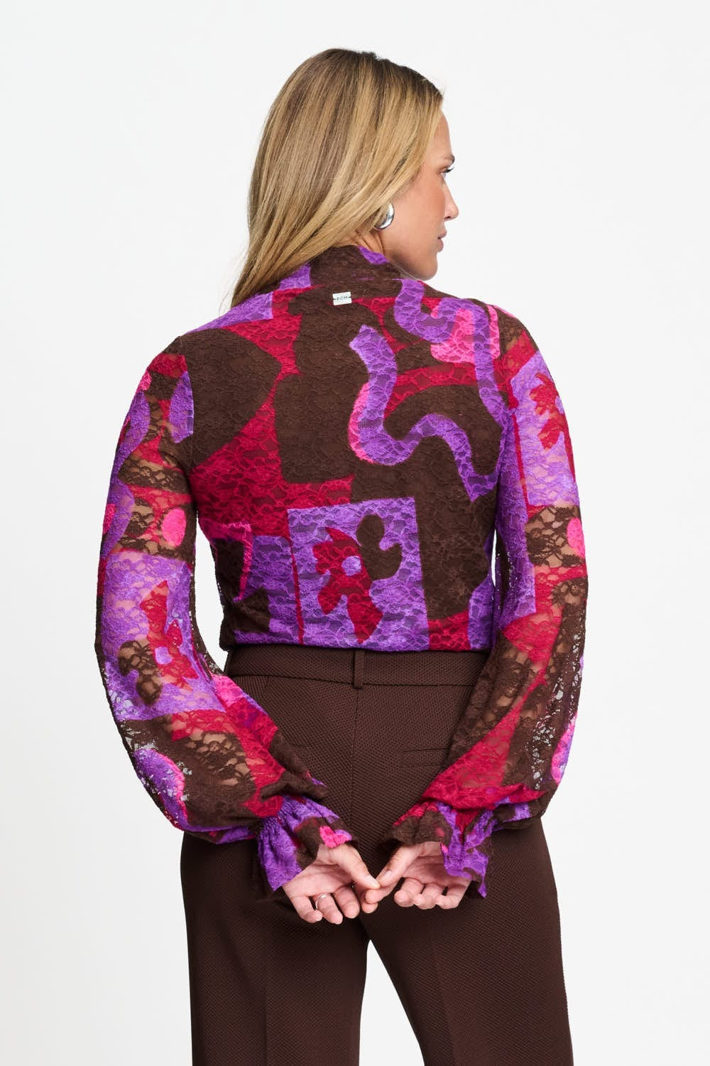 Model in kanten coltop met kleurrijke strikprint POM Amsterdam Ruby, andere kant | Jo&Co Club
