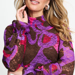 Model in kanten coltop met kleurrijke strikprint POM Amsterdam Ruby, andere kant | Jo&Co Club