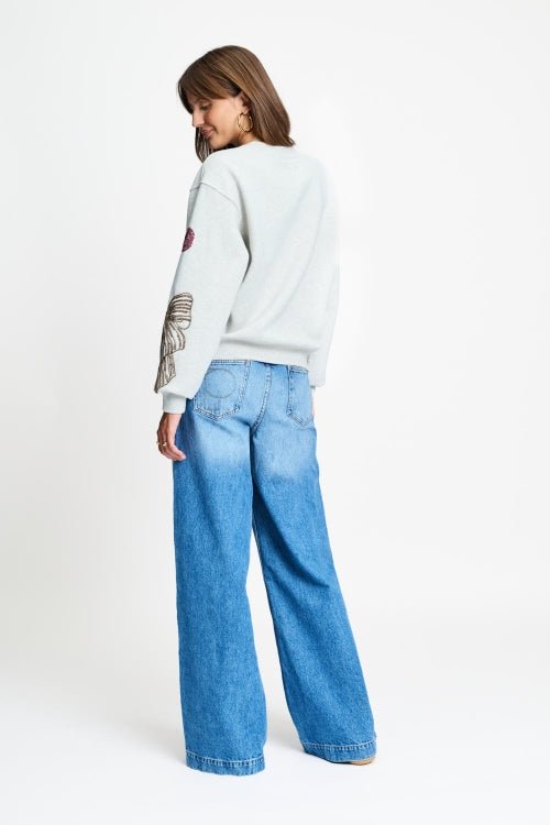 Achterkant van de lichtgrijze sweater met boxy pasvorm en geribde zoom.