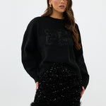 model draagt de riley rok van heyb club in zwart met pailetten en feax fur look.