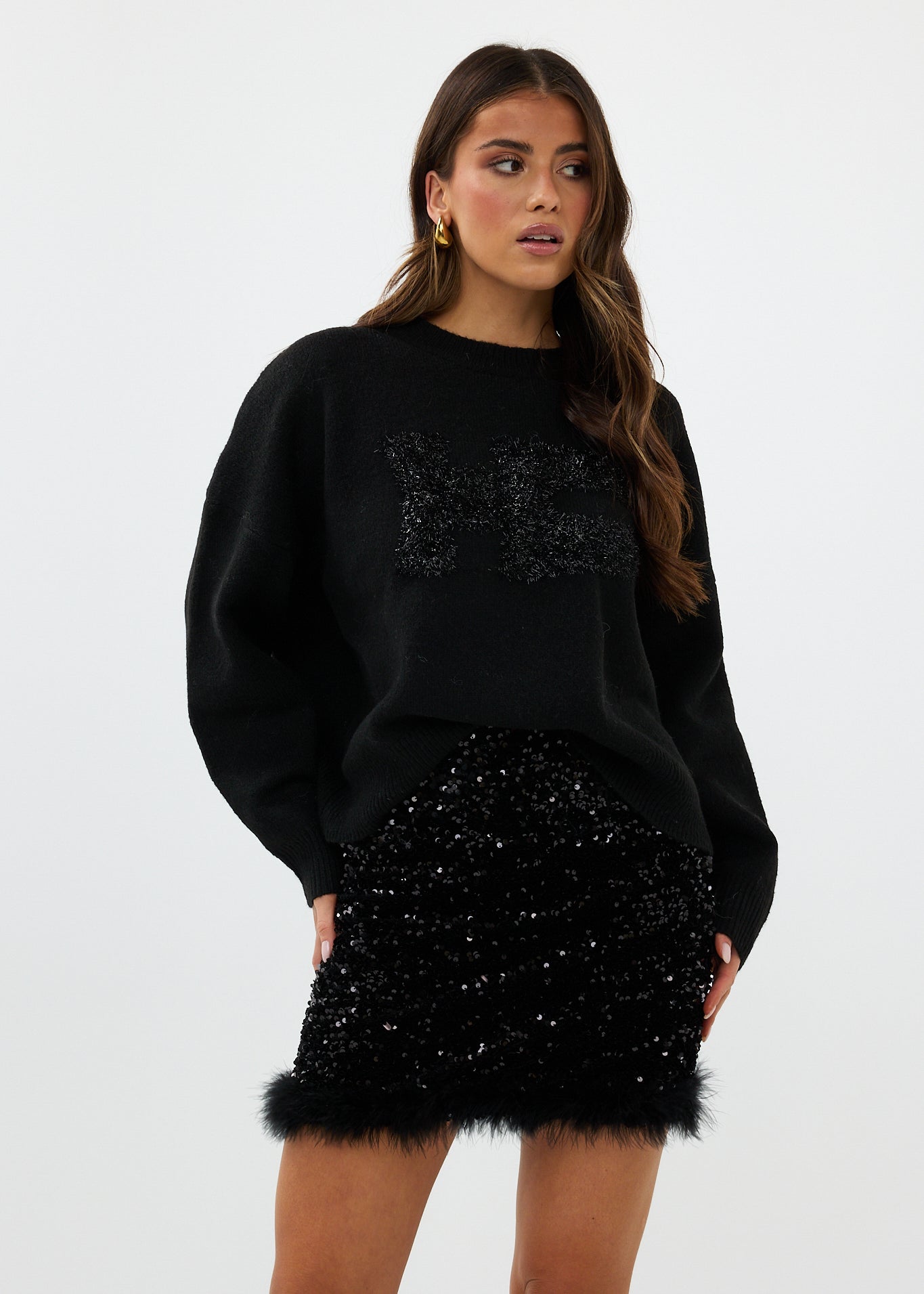 model draagt de riley rok van heyb club in zwart met pailetten en feax fur look.