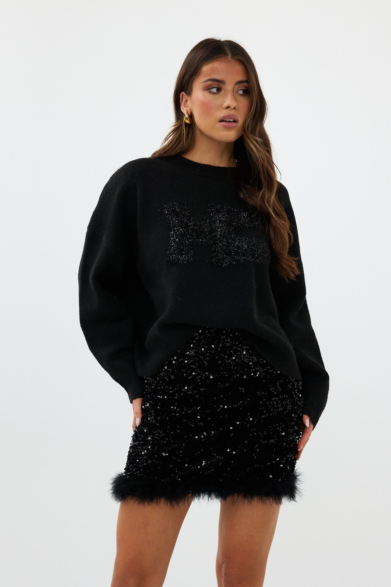 model draagt de riley rok van heyb club in zwart met pailetten en feax fur look.