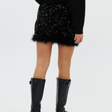 model draagt de riley rok van heyb club in zwart met pailetten en feax fur look.