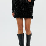 model draagt de riley rok van heyb club in zwart met pailetten en feax fur look.