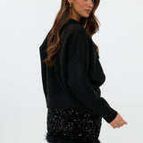 model draagt de riley rok van heyb club in zwart met pailetten en feax fur look.