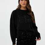 model draagt de riley rok van heyb club in zwart met pailetten en feax fur look.