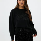 model draagt de riley rok van heyb club in zwart met pailetten en feax fur look.