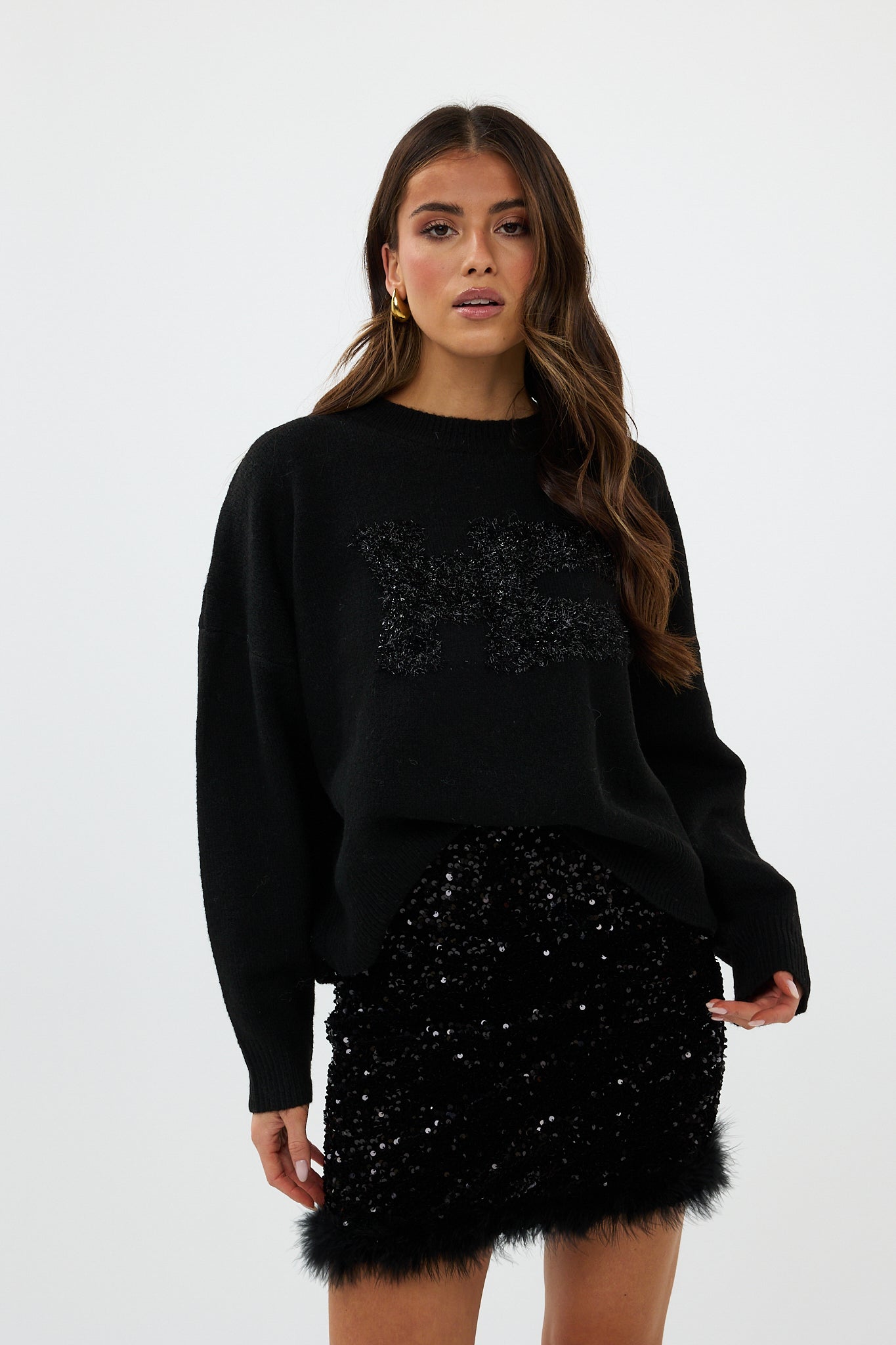 model draagt de riley rok van heyb club in zwart met pailetten en feax fur look.