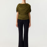 Model in olijfgroene cape top Y.A.S Drala met zwarte flared pantalon en pumps | Jo&Co Club