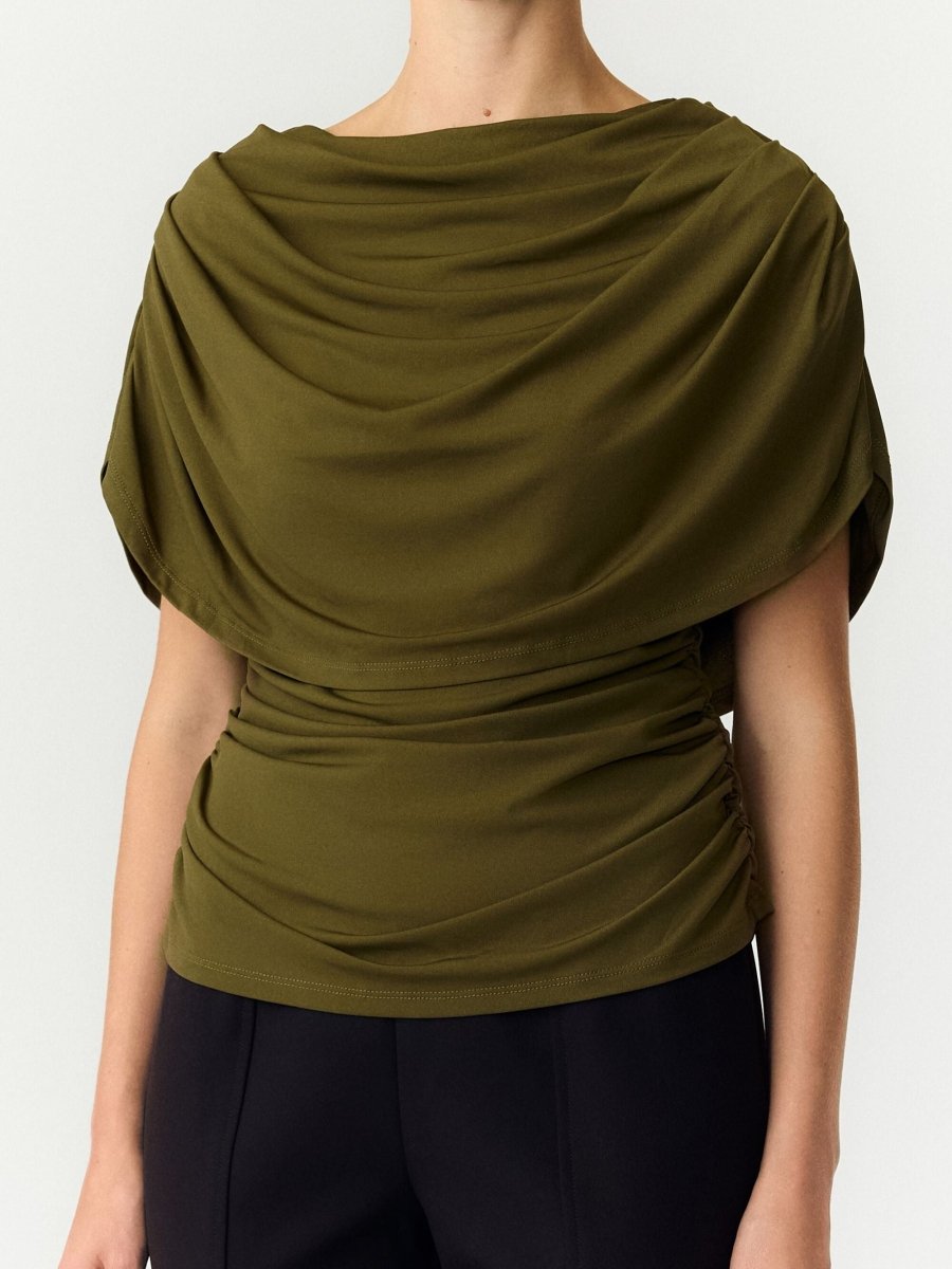 Detail cape top Y.A.S Drala – drapering bij de boothals en geplooid lijf | Jo&Co Club