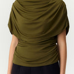 Detail cape top Y.A.S Drala – drapering bij de boothals en geplooid lijf | Jo&Co Club