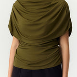 Detail cape top Y.A.S Drala – drapering bij de boothals en geplooid lijf | Jo&Co Club