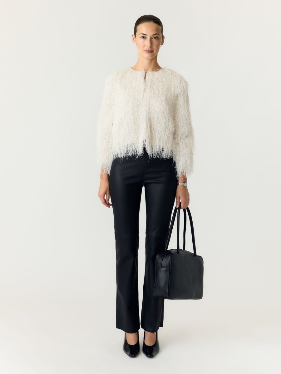 Model in jasje Y.A.S Frikke met zwarte broek en tas | Jo&Co Club