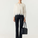 Model in jasje Y.A.S Frikke met zwarte broek en tas | Jo&Co Club
