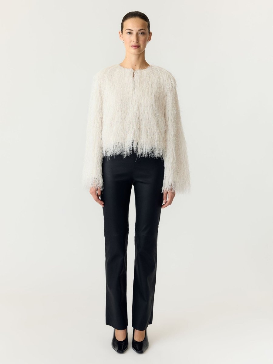Model in kort franjejasje Y.A.S Frikke met zwarte broek | Jo&Co Club