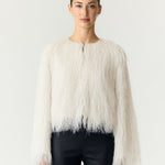 Model in jasje met franjes Y.A.S Frikke in gebroken wit, voorkant | Jo&Co Club