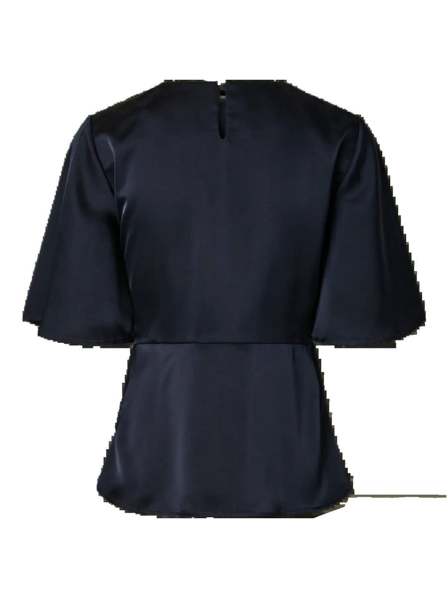 Achterkant satijnen top Y.A.S Pila in navy – knoopje in de nek en naad in de taille | Jo&Co Club