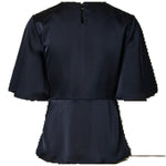 Achterkant satijnen top Y.A.S Pila in navy – knoopje in de nek en naad in de taille | Jo&Co Club