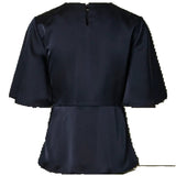 Achterkant satijnen top Y.A.S Pila in navy – knoopje in de nek en naad in de taille | Jo&Co Club