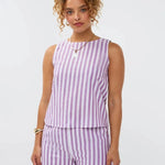 Model draagt de Arlette top en de mima short een lila-wit gestreepte mouwloze linnen top en short van Ydence.