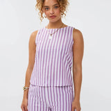 Model draagt de Arlette top en de mima short een lila-wit gestreepte mouwloze linnen top en short van Ydence.