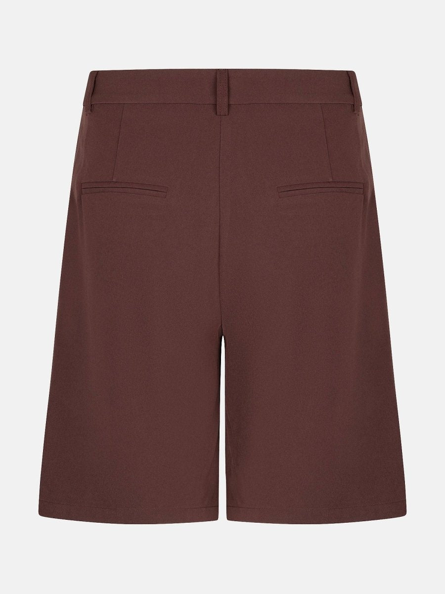 Een productfoto van de achterkant van een donkerbruine bermuda short, vrijstaand gepresenteerd | Ydence Jolijn | Jo&Co Club