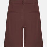 Een productfoto van de achterkant van een donkerbruine bermuda short, vrijstaand gepresenteerd | Ydence Jolijn | Jo&Co Club