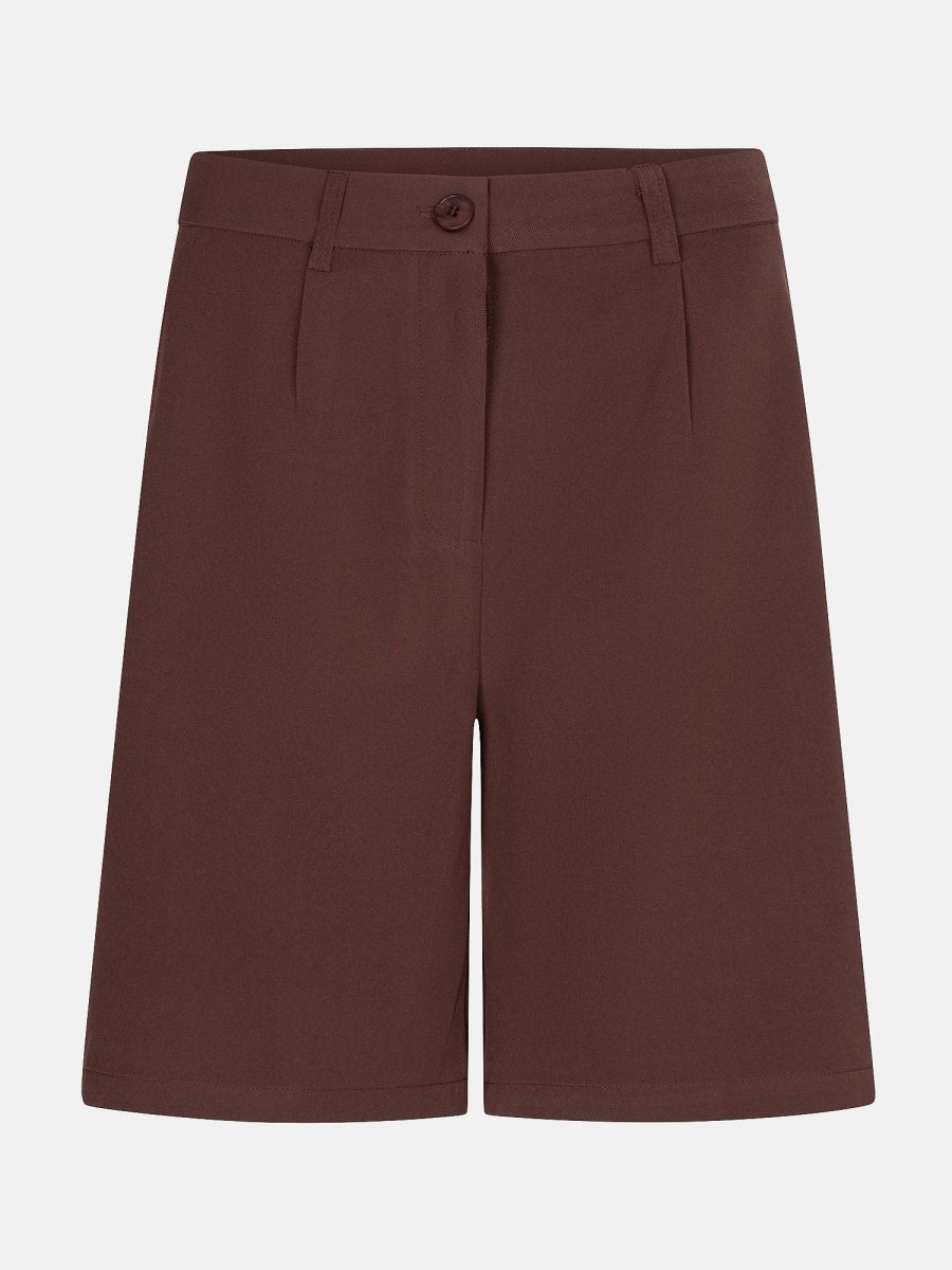 Een vrijstaande productfoto van een donkerbruine Bermuda-short op een egale, lichtgrijze | Ydence Jolijn | Jo&Co Club