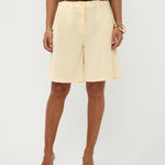 Close-up taille tot knie van soft yellow bermuda met hoge tailleband en plooien | Ydence Jolijn | Jo&Co Club